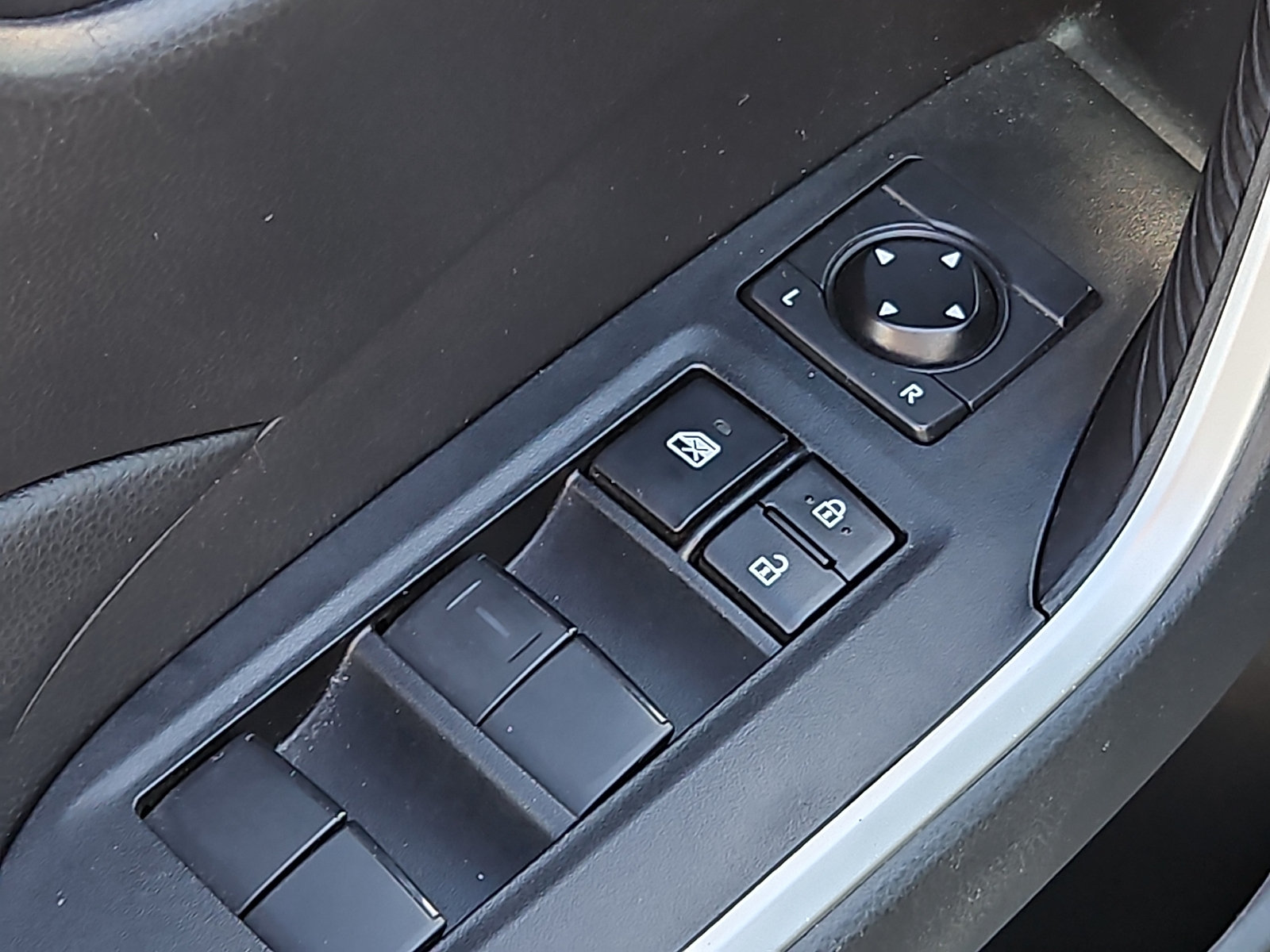 Used 2024 Toyota RAV4 LE AWD/4WD image 25