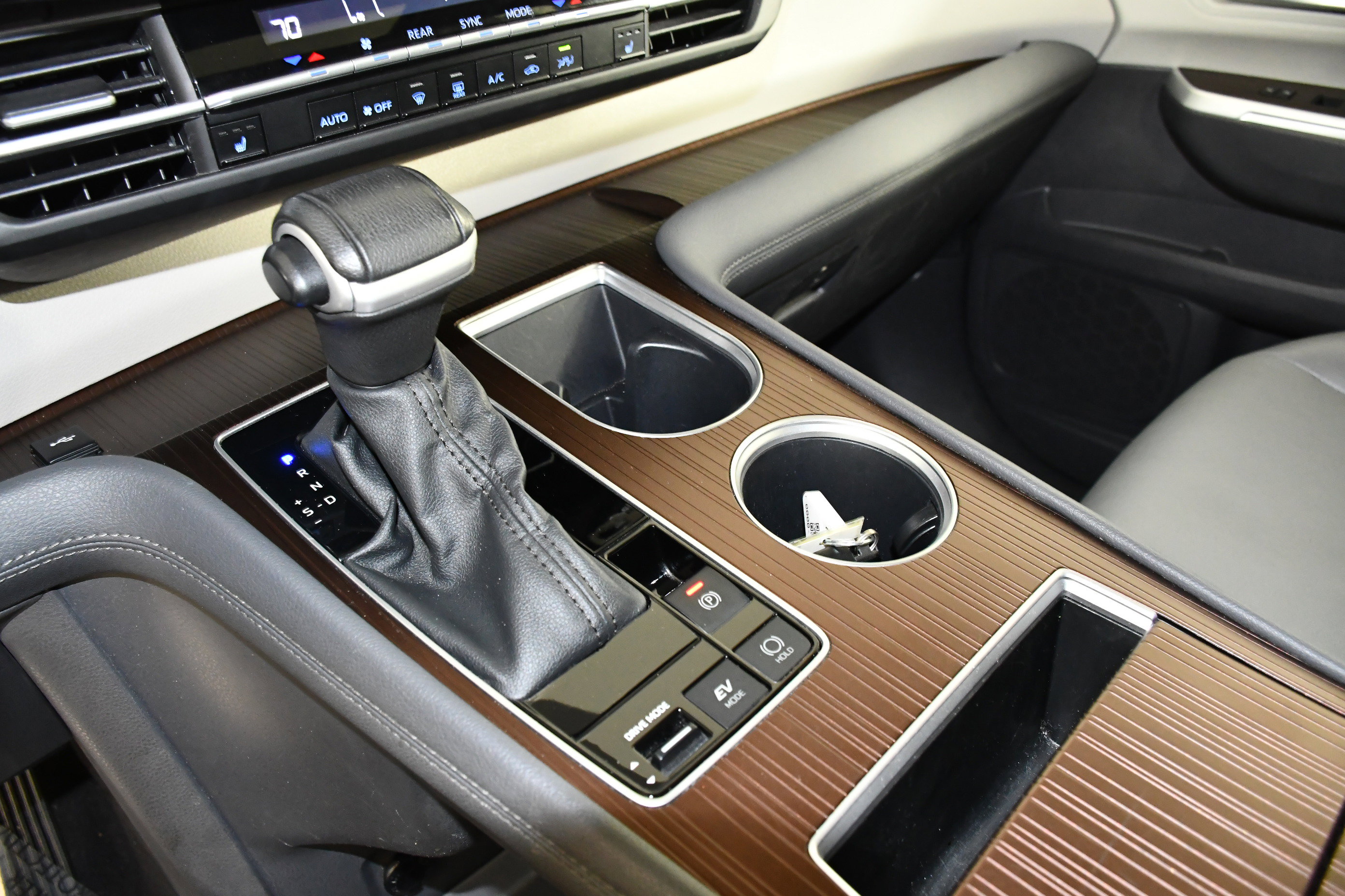 Used 2024 Toyota Sienna XLE image 30