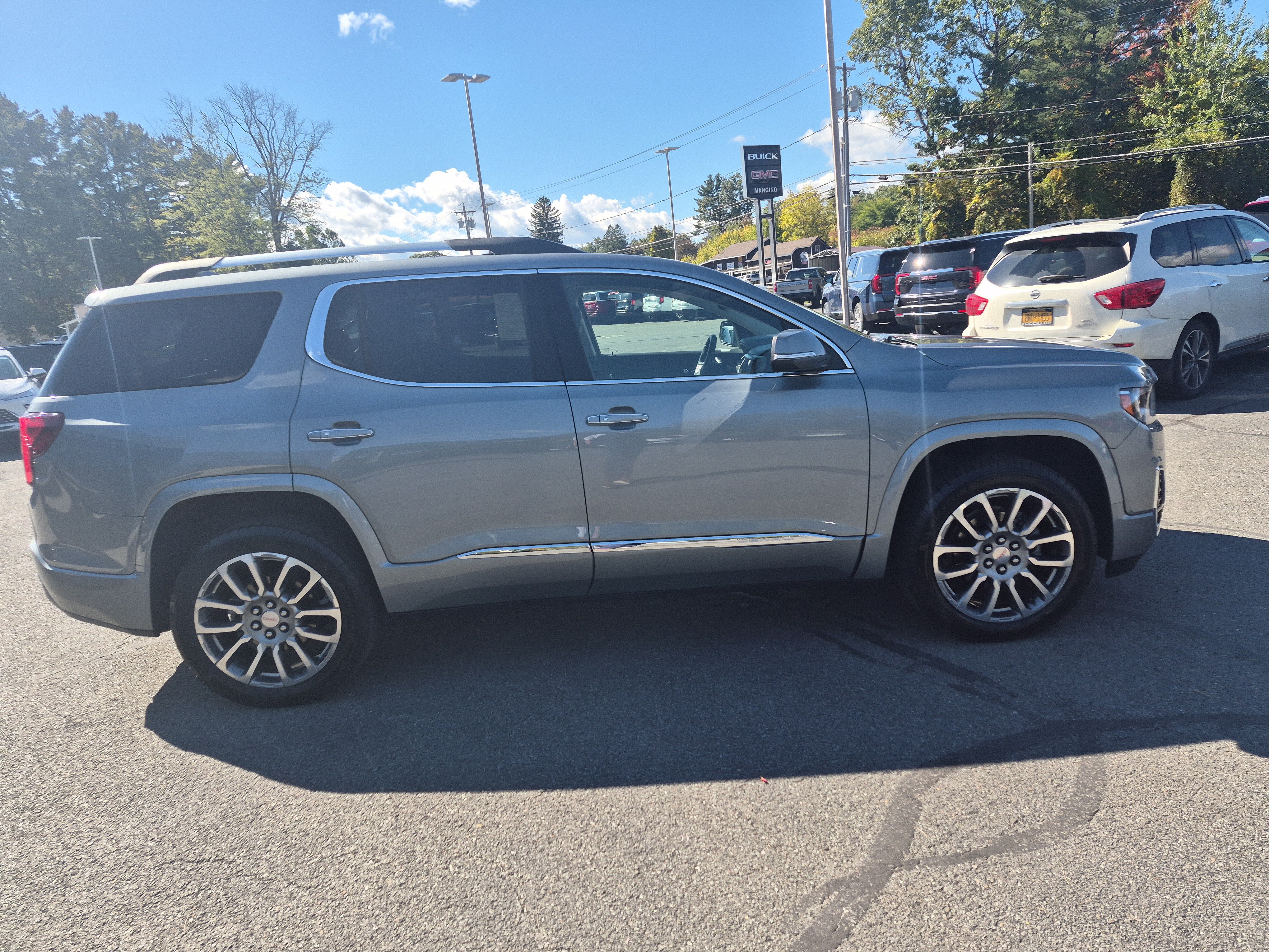 Used 2023 GMC Acadia Denali w/ Denali Ultimate Package AWD/4WD image 6