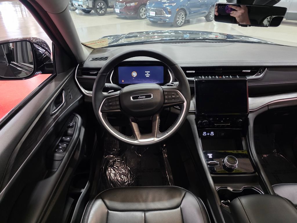 Used 2024 Jeep Grand Cherokee L Limited w/ Luxury Tech Group II image 15