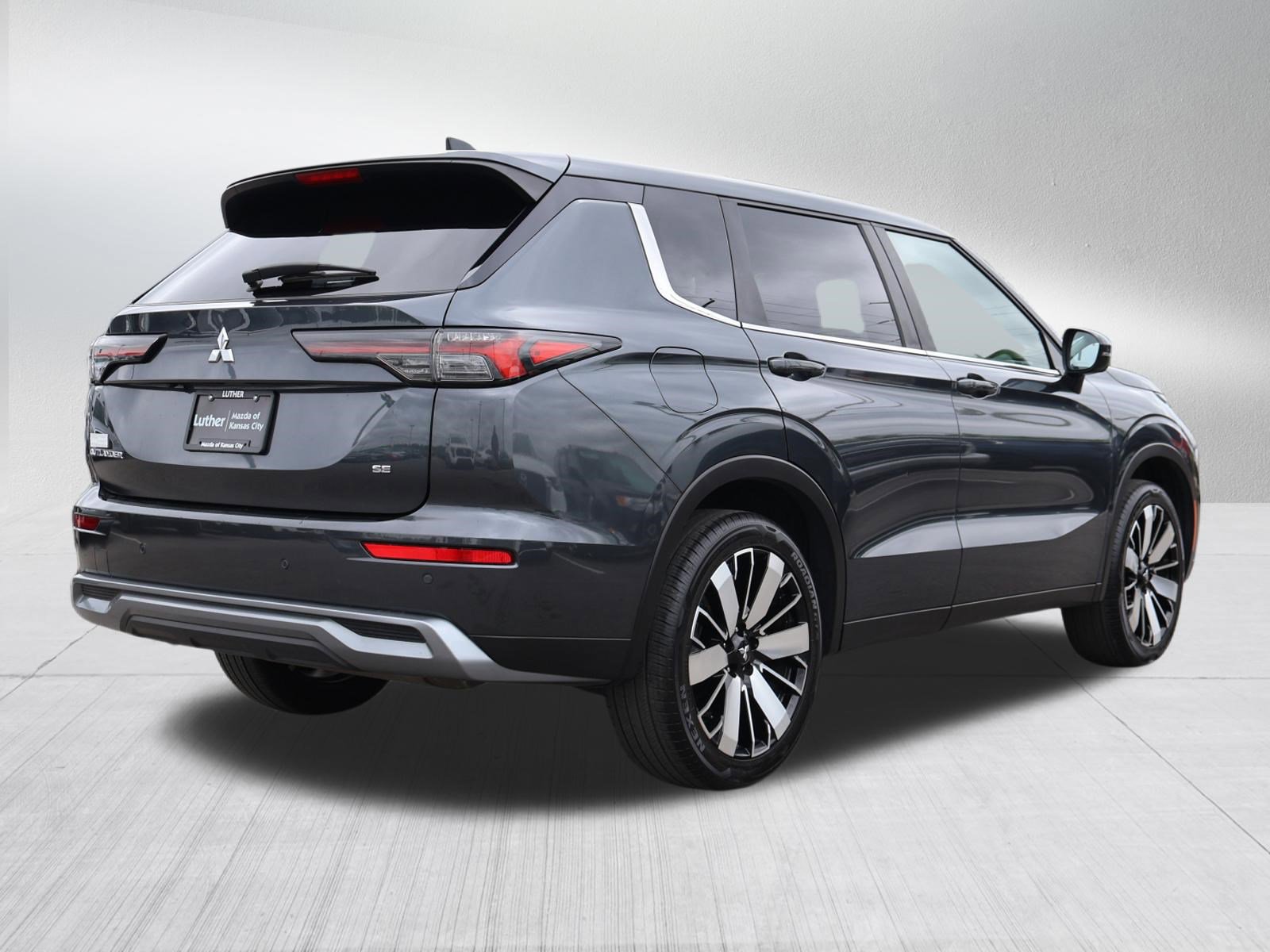 Used 2025 Mitsubishi Outlander SE image 6