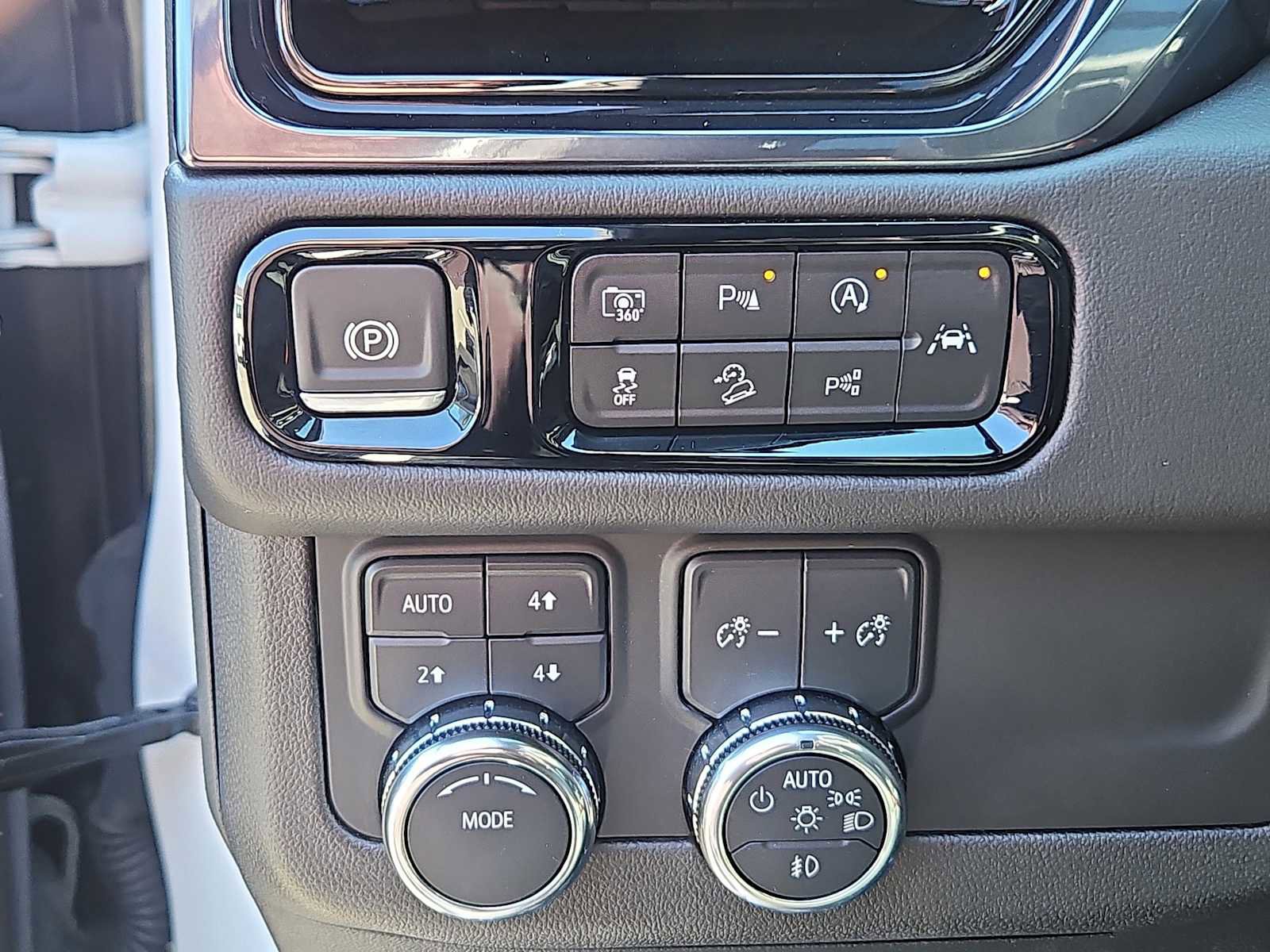 Used 2025 GMC Yukon AT4 w/ AT4 Premium Package image 19