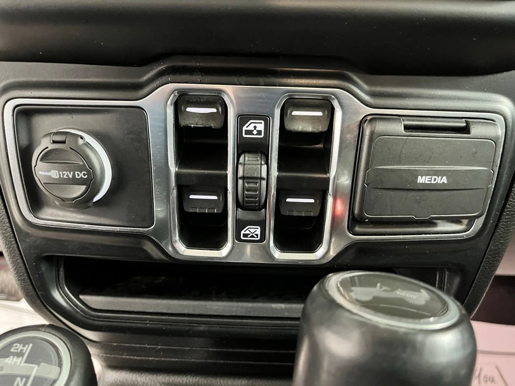 Used 2022 Jeep Wrangler Unlimited Sahara w/ Cold Weather Group AWD/4WD image 33
