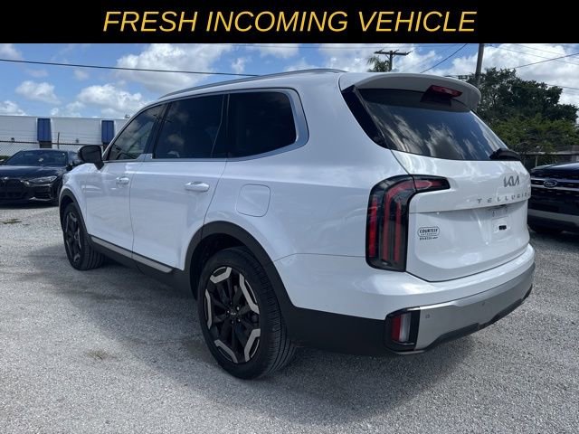 Used 2024 Kia Telluride EX w/ EX Captain's Chair Package image 5