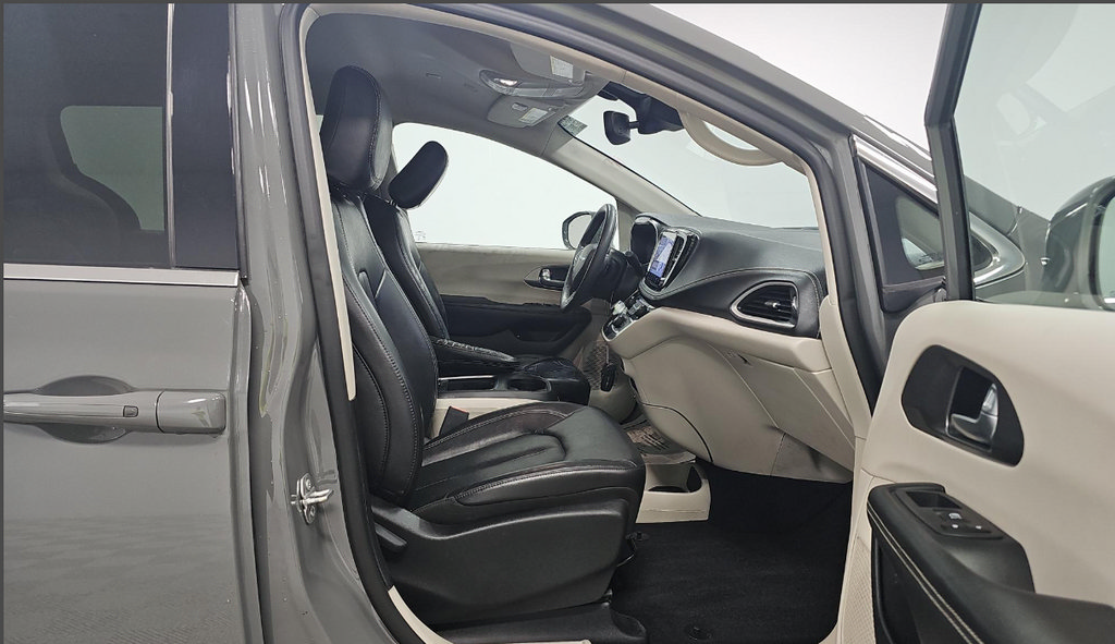 Used 2022 Chrysler Pacifica Touring-L FWD image 9