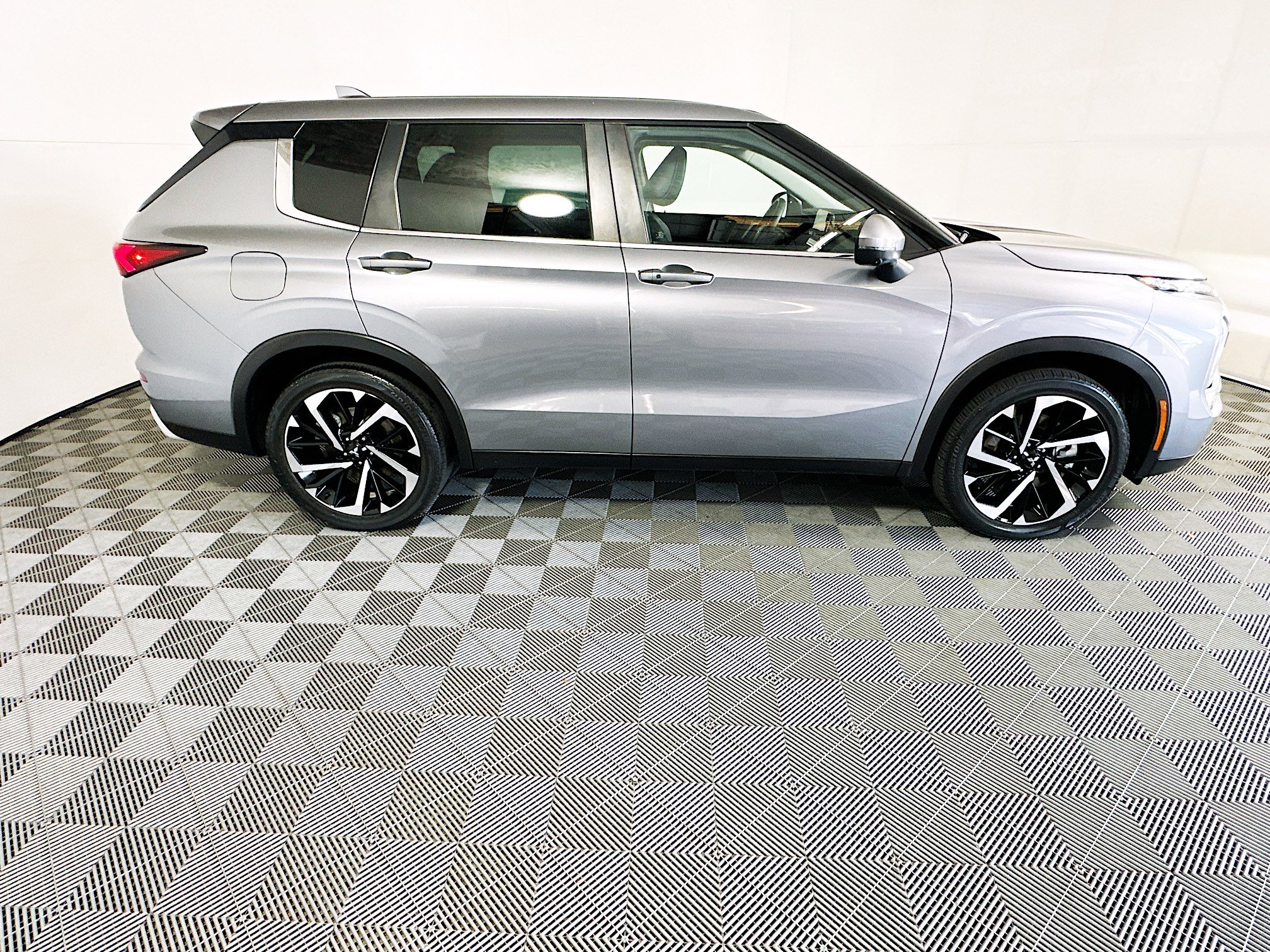 Used 2023 Mitsubishi Outlander SE AWD/4WD image 2