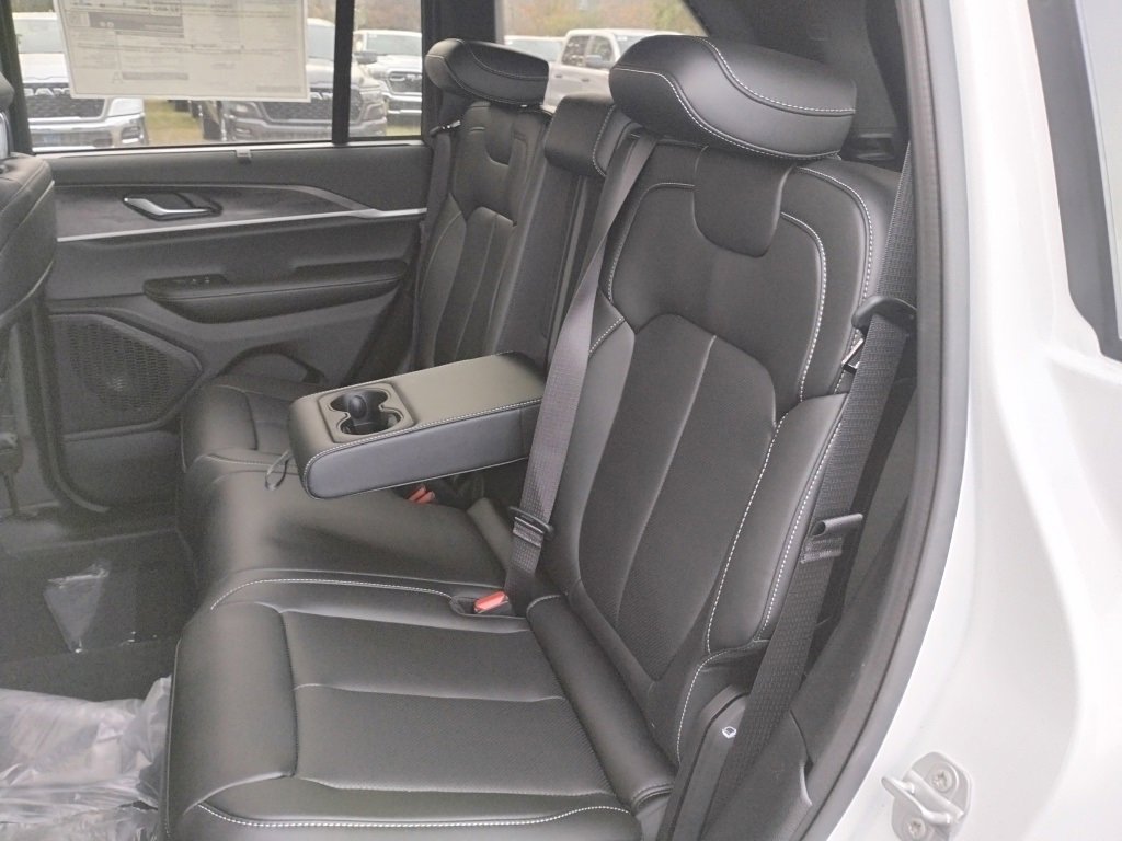 New 2025 Jeep Grand Cherokee Limited w/ Luxury Tech Group II image 17