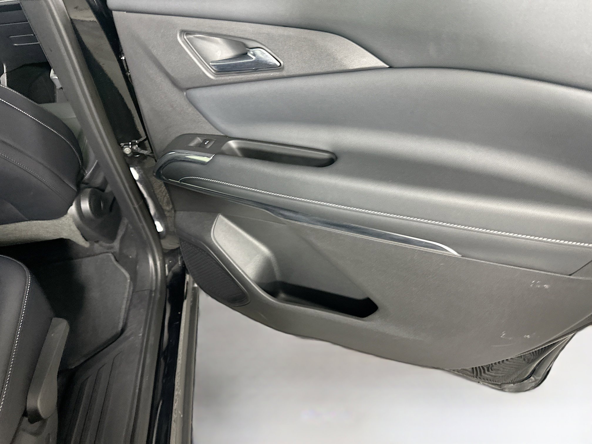 Used 2025 Chevrolet Traverse LT image 32