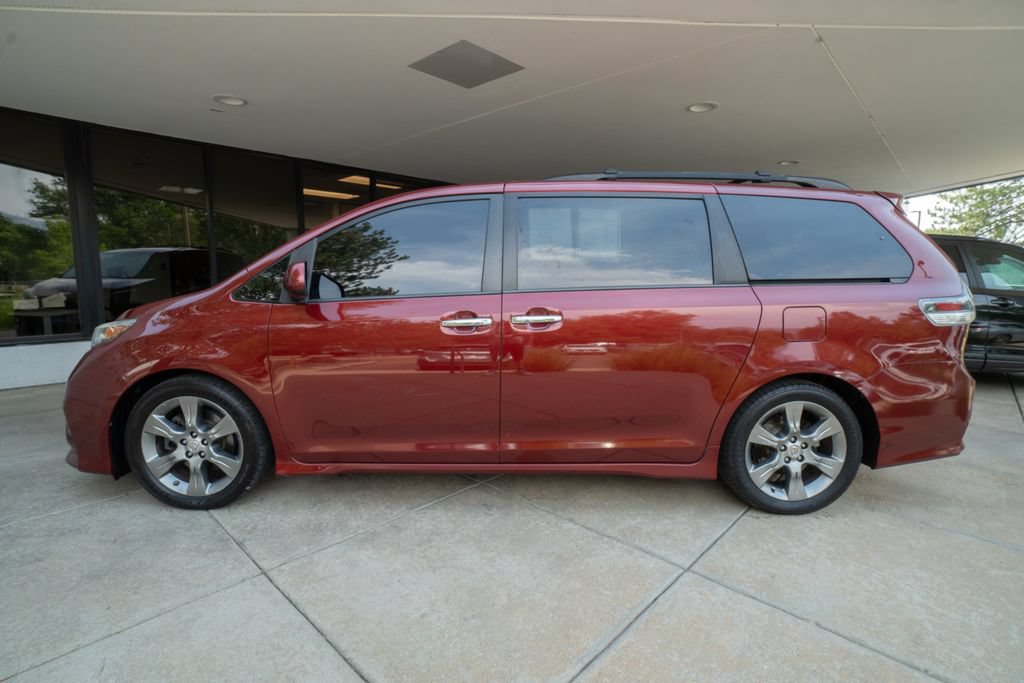 Used 2014 Toyota Sienna SE FWD image 4