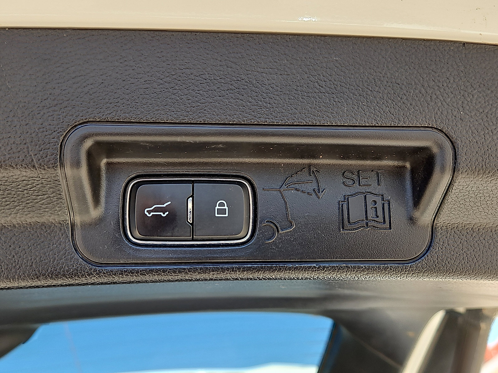 Used 2021 Ford Explorer Limited image 7