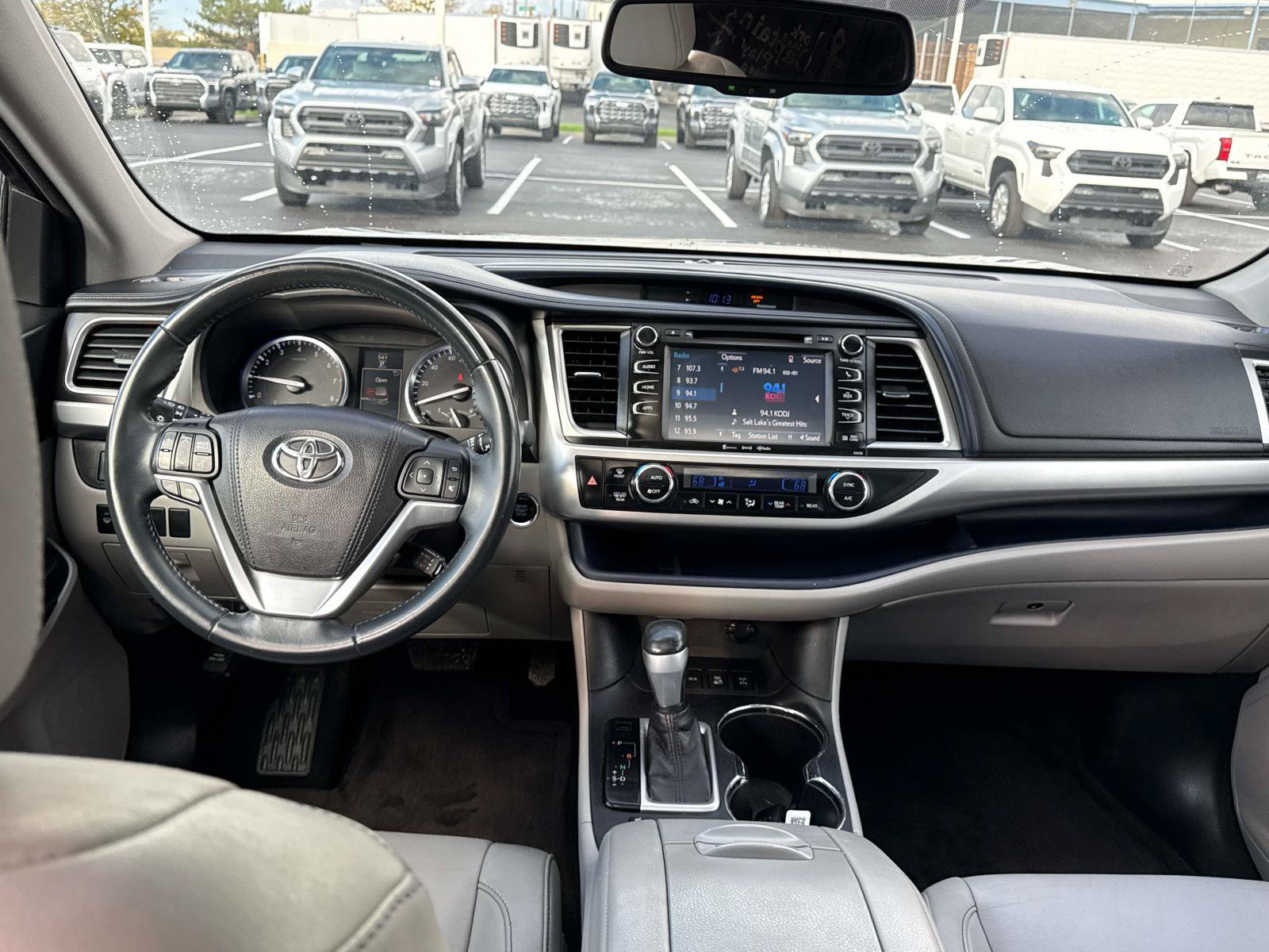 Used 2016 Toyota Highlander XLE w/ Four Season Floor Mat Package AWD/4WD image 16