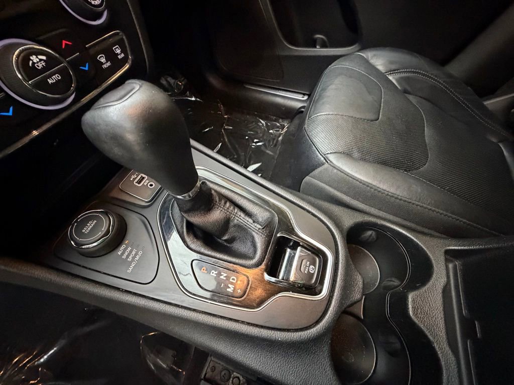 Used 2019 Jeep Cherokee Limited image 19