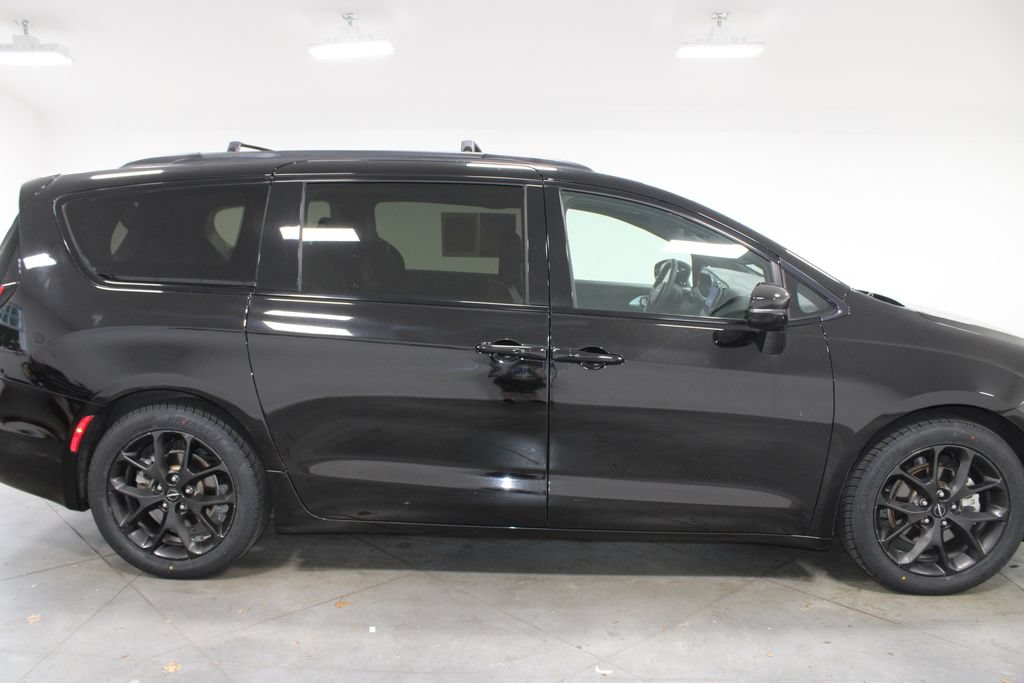 Used 2025 Chrysler Pacifica Limited FWD image 11
