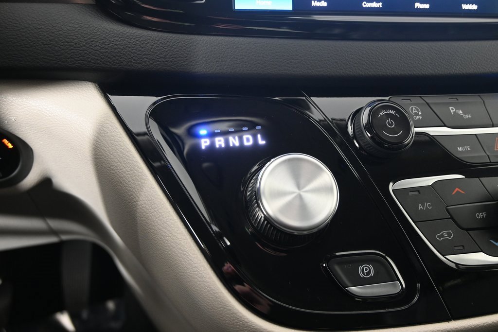 Used 2024 Chrysler Pacifica Touring-L image 32