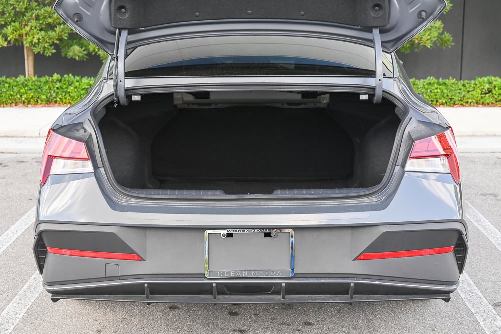 Used 2024 Hyundai Elantra Blue FWD image 9