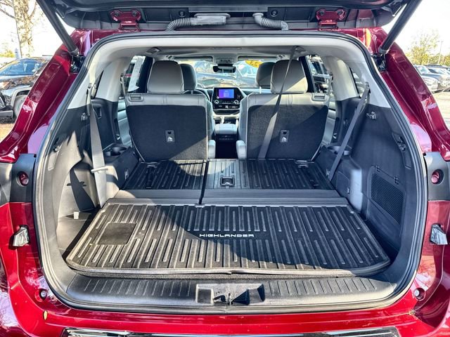 Used 2023 Toyota Highlander XLE image 32