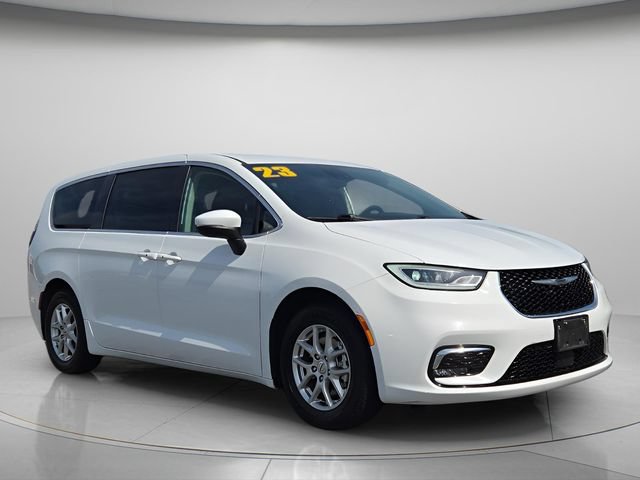 Used 2023 Chrysler Pacifica Touring-L FWD image 8