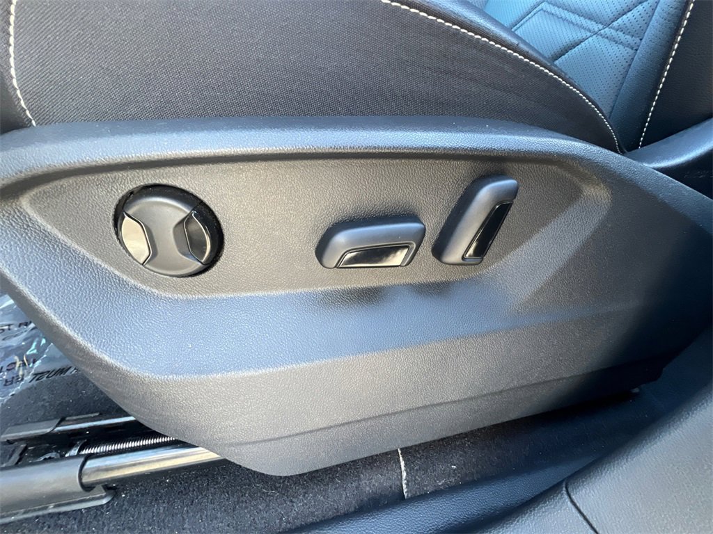 Used 2025 Volkswagen Atlas SE image 27