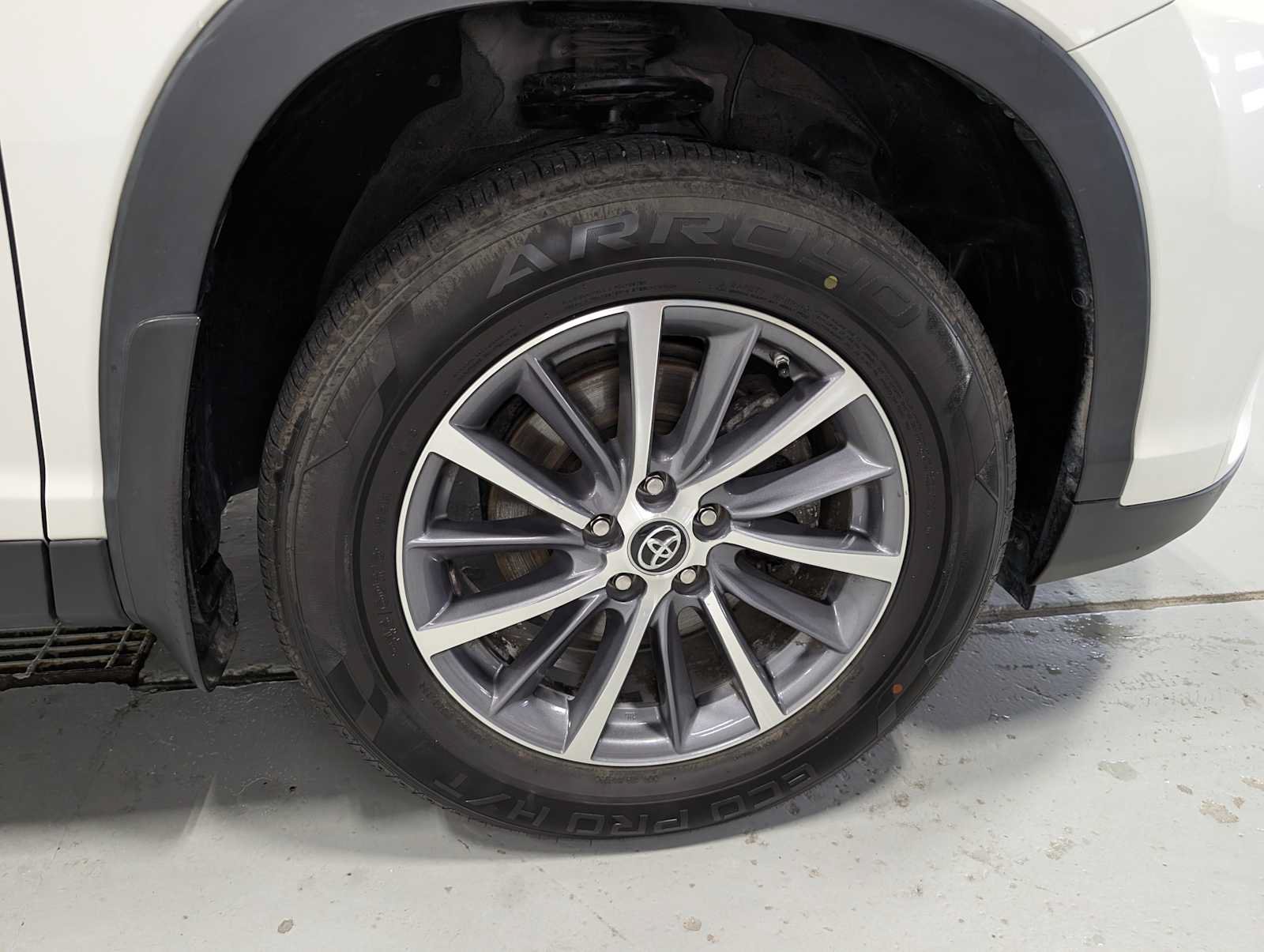 Used 2019 Toyota Highlander XLE AWD/4WD image 3