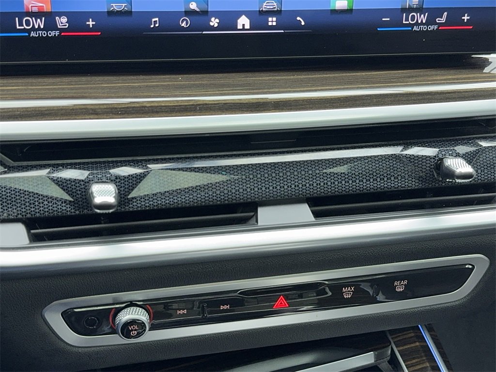 Used 2024 BMW X7 xDrive40i image 27