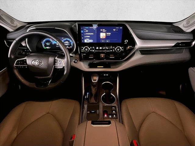 Used 2025 Toyota Highlander Limited AWD/4WD image 16