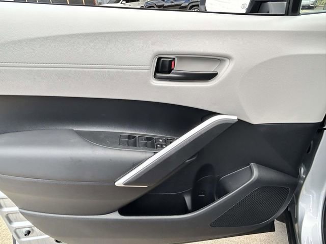 Used 2025 Toyota Corolla Cross L image 12