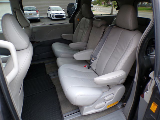 Used 2013 Toyota Sienna XLE FWD image 10