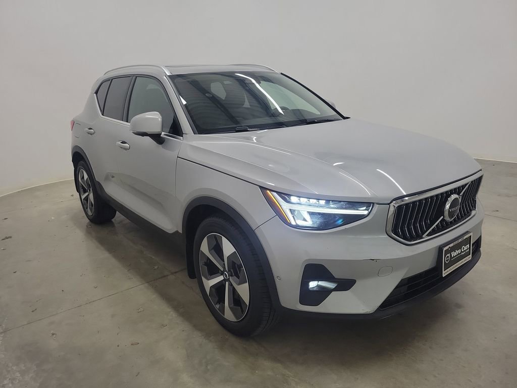 Certified 2023 Volvo XC40 B5 Plus w/ Driver Assist Package image 4