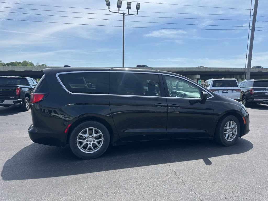 Used 2022 Chrysler Voyager LX image 4
