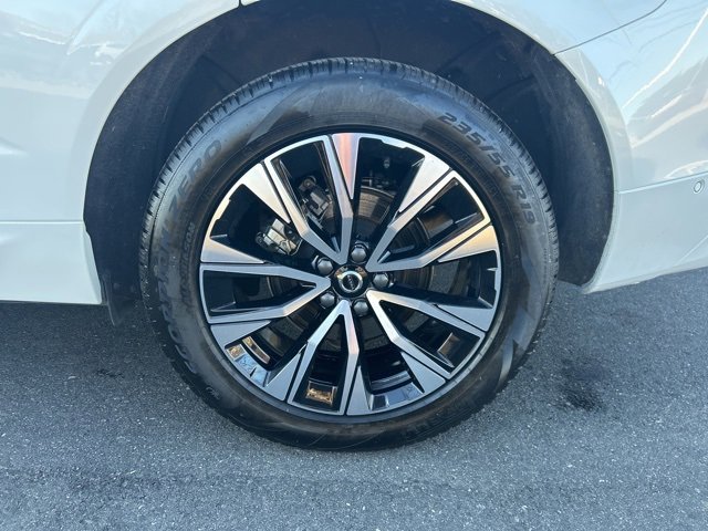 Certified 2025 Volvo XC60 B5 Plus image 9