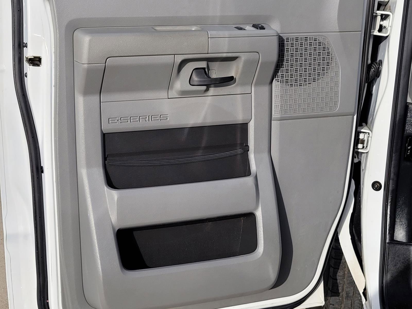 Used 2011 Ford E-350 and Econoline 350 XLT image 4