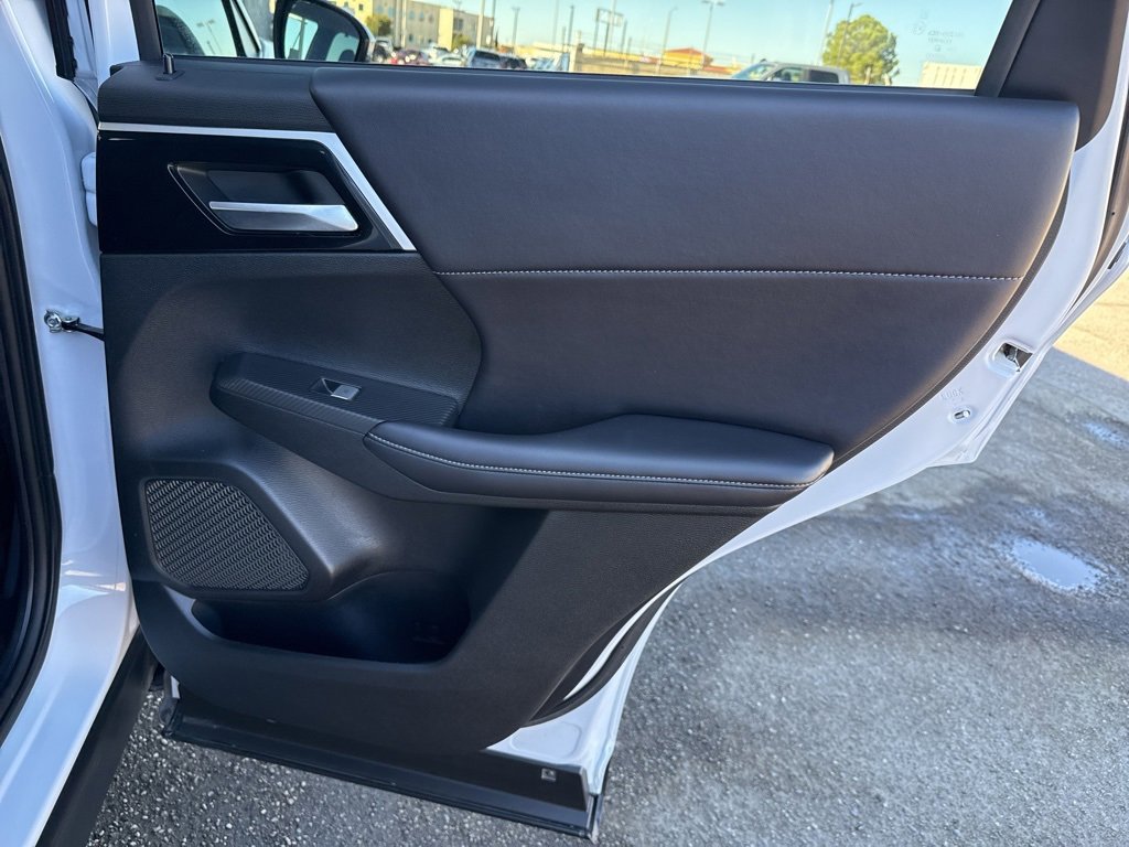 Used 2025 Mitsubishi Outlander SE image 30