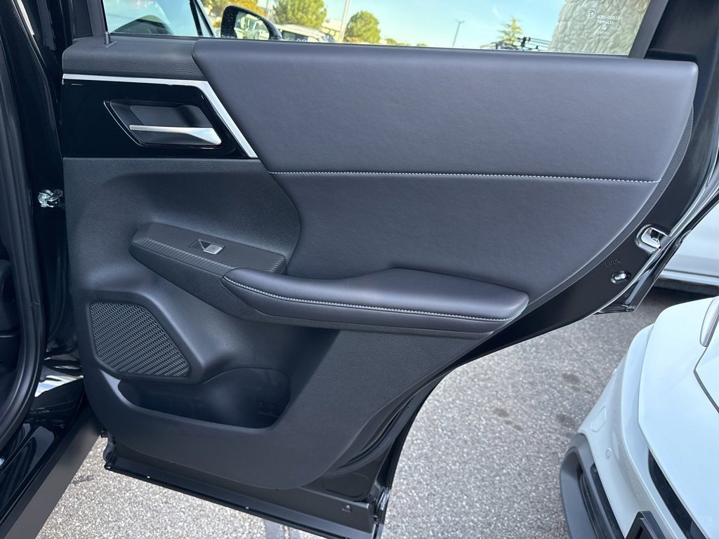 New 2025 Mitsubishi Outlander SE image 30