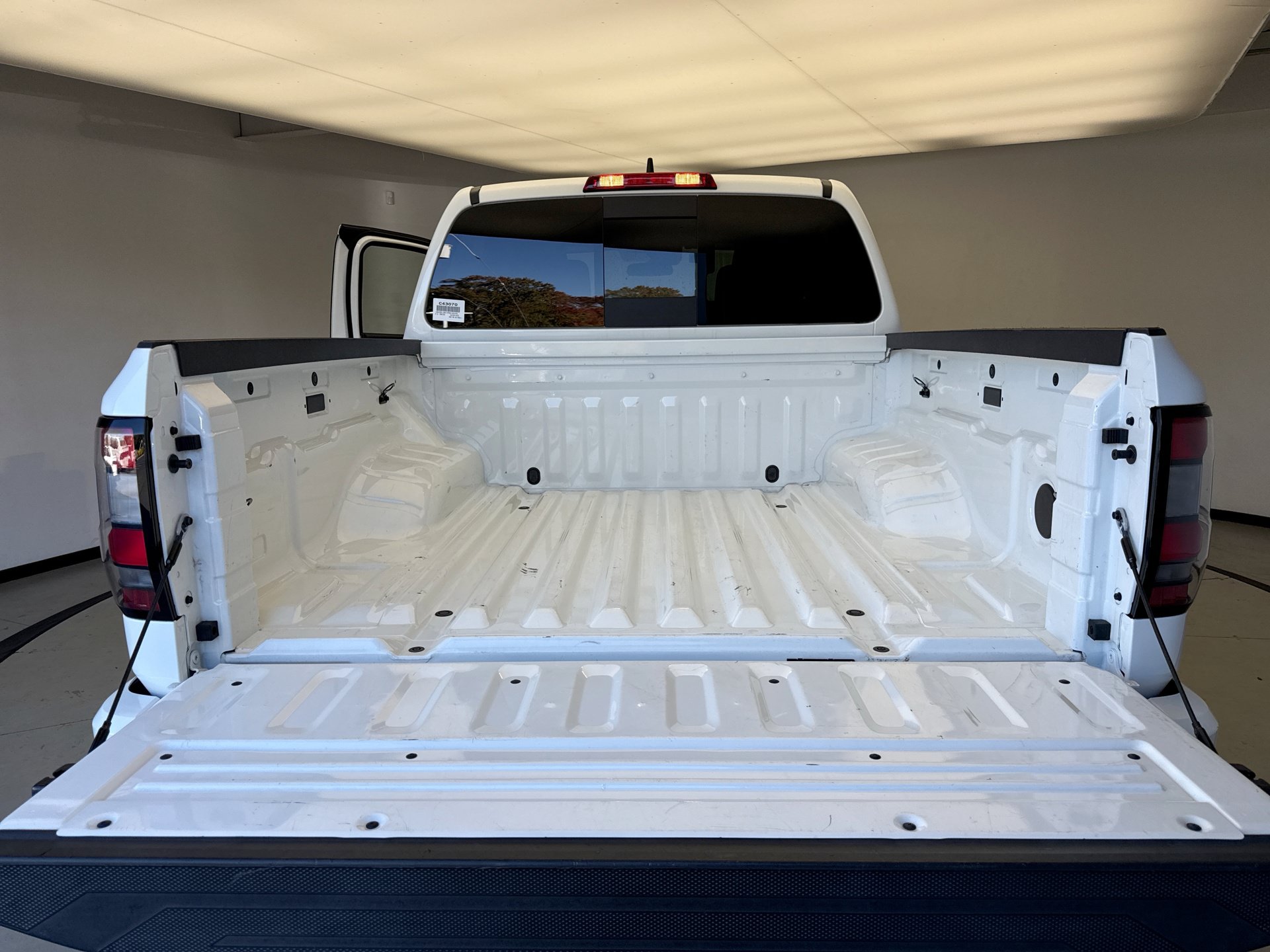 Used 2023 Nissan Frontier PRO-4X w/ Technology Package AWD/4WD image 23
