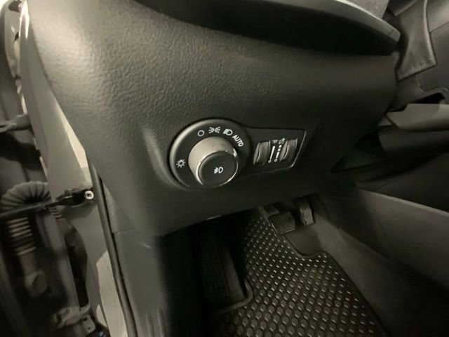 Used 2024 Jeep Compass Latitude w/ Sun and Sound Group image 18