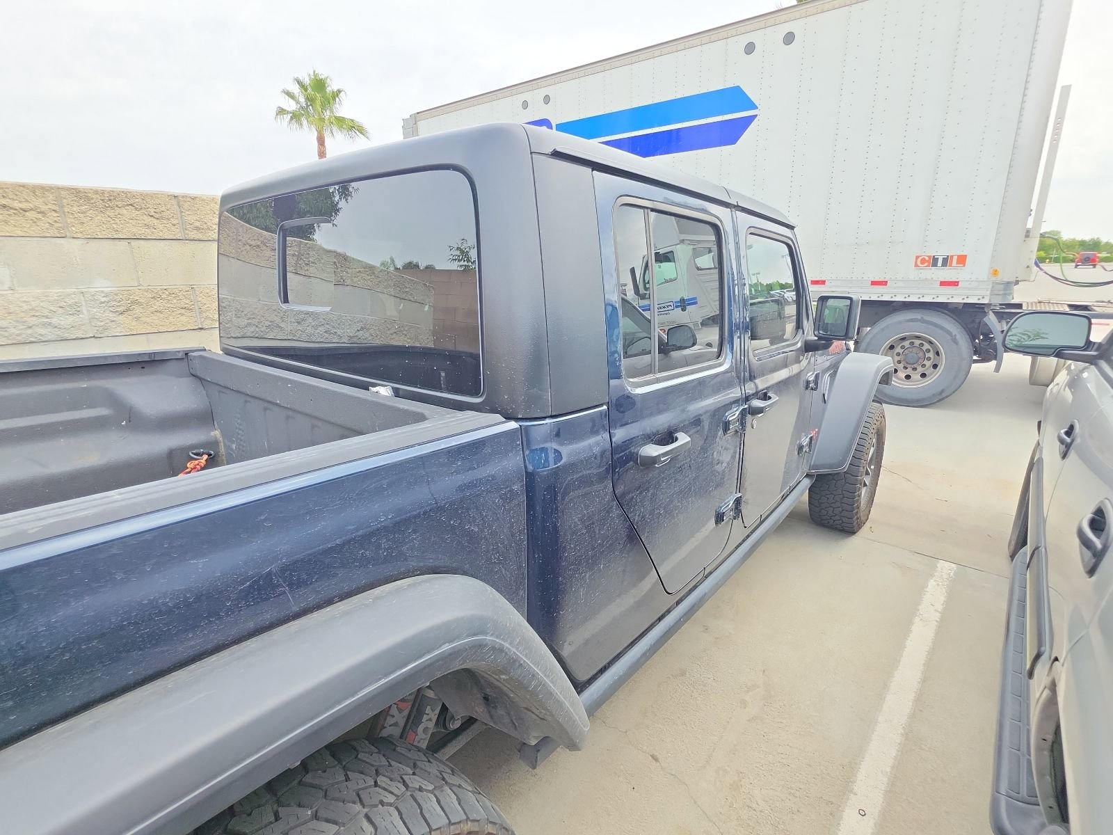 Used 2025 Jeep Gladiator Mojave w/ Convenience Group AWD/4WD image 5