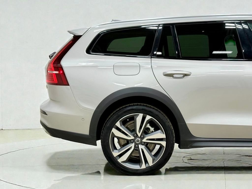 Used 2025 Volvo V60 B5 Cross Country Plus image 9