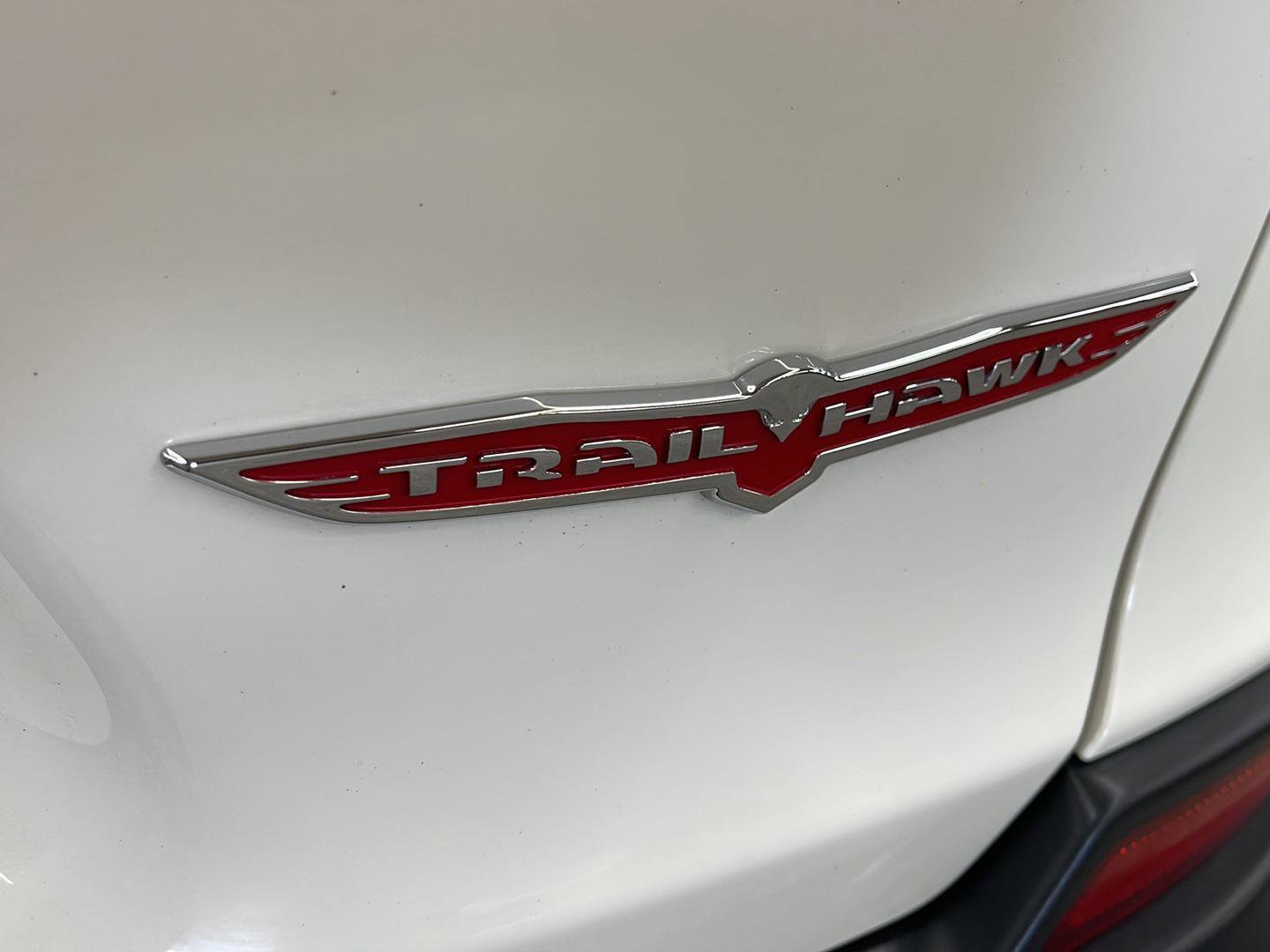 Used 2019 Jeep Cherokee Trailhawk image 8