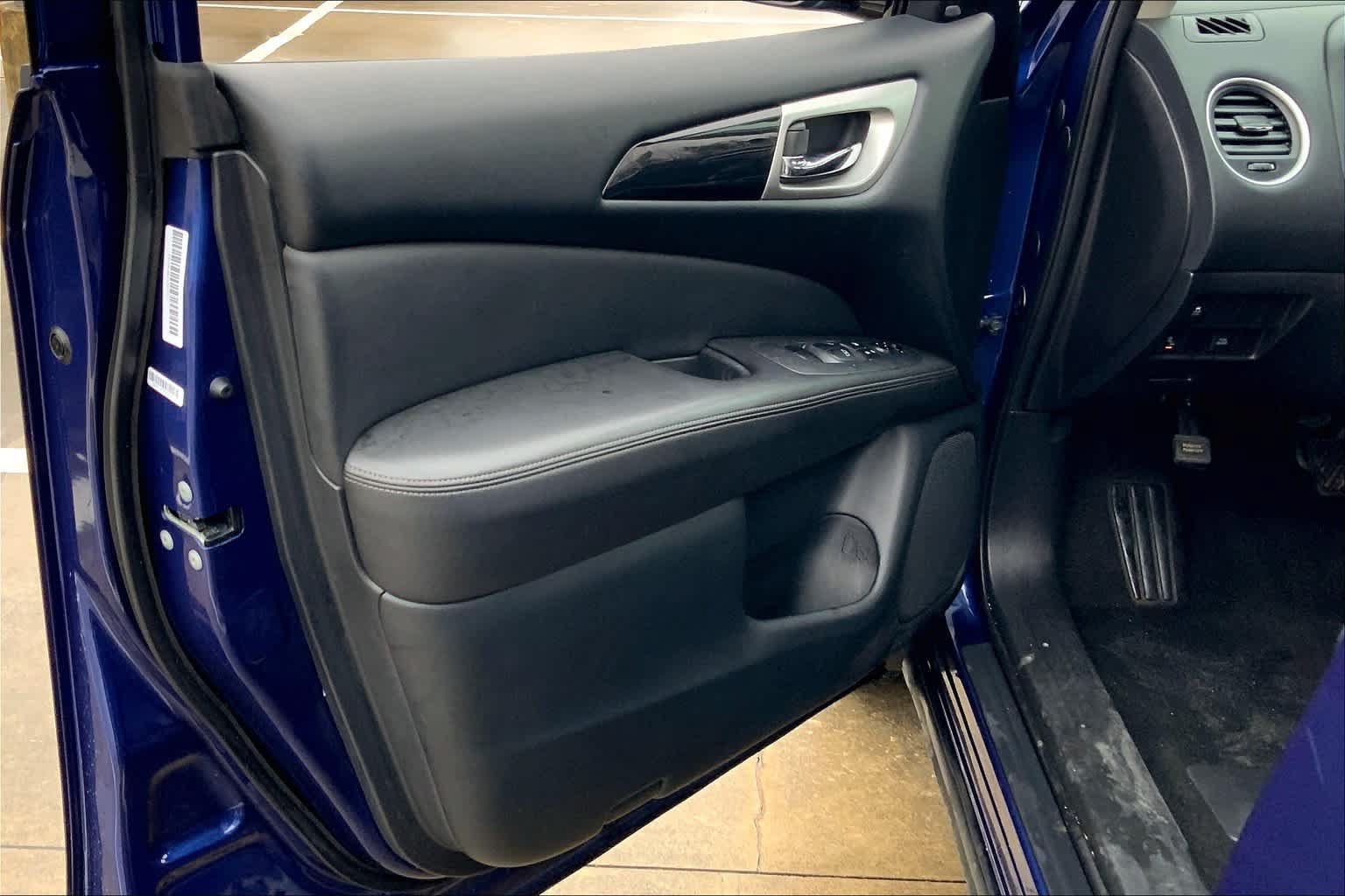 Used 2020 Nissan Pathfinder SV FWD image 19