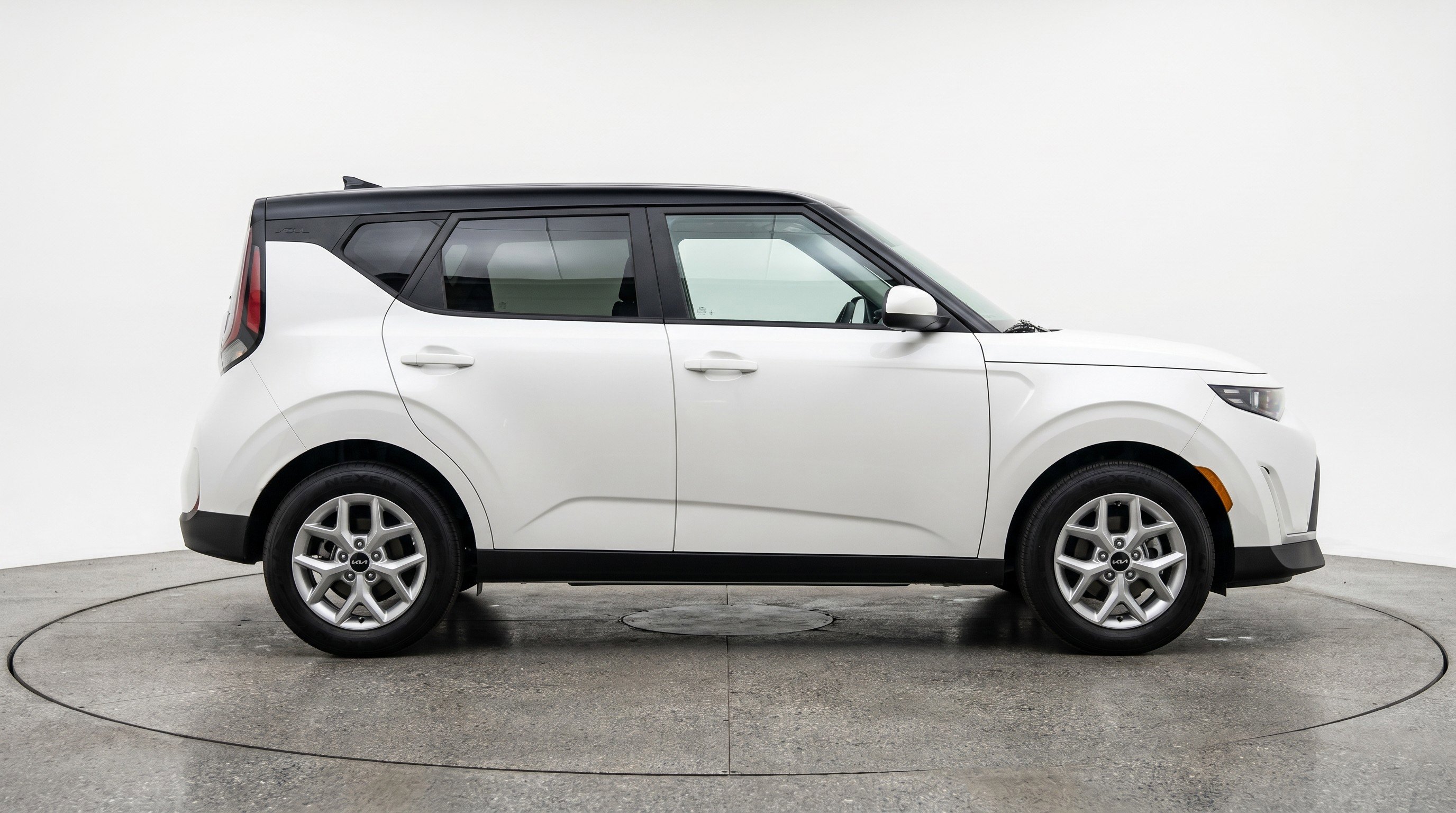 Used 2025 Kia Soul LX w/ LX Technology Package FWD image 11