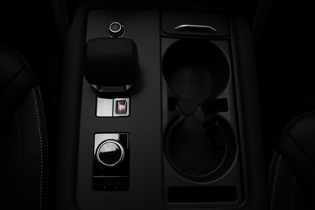 New 2025 Land Rover Discovery Dynamic SE image 14