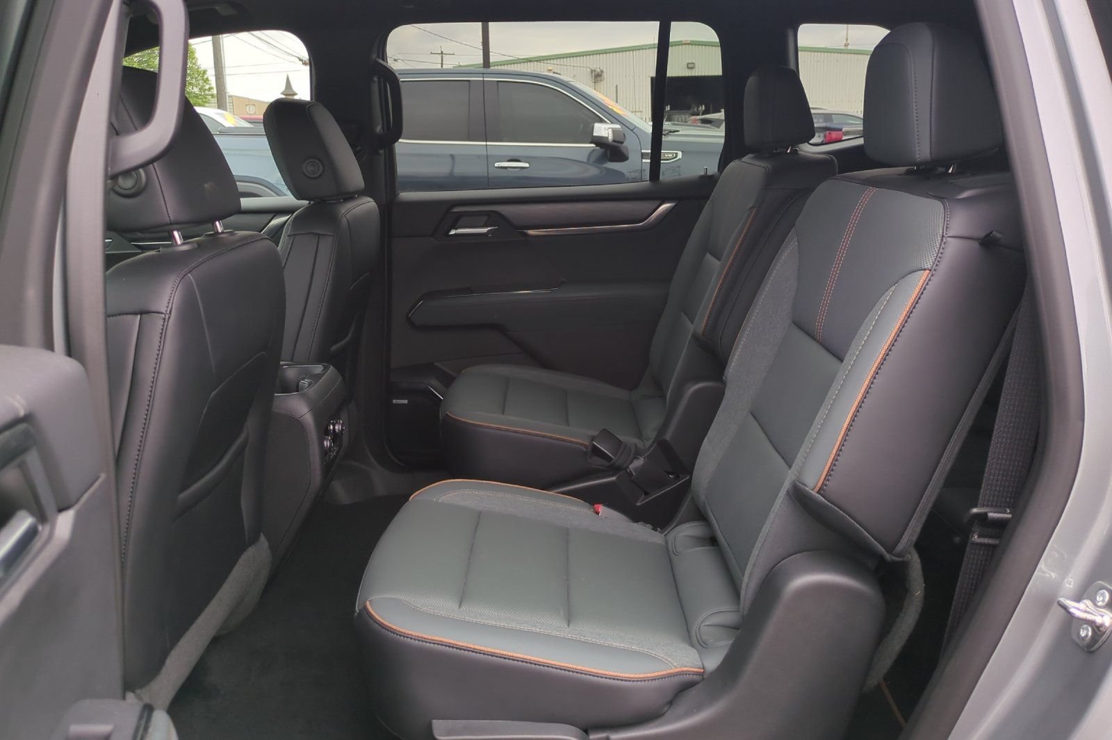 Used 2025 GMC Acadia AT4 w/ Luxury Package AWD/4WD image 13