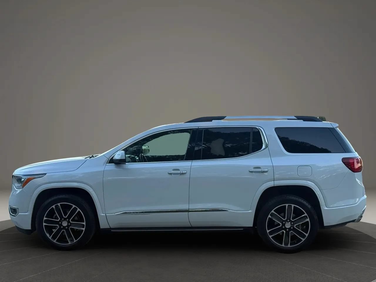 Used 2019 GMC Acadia Denali w/ Technology Package FWD image 3