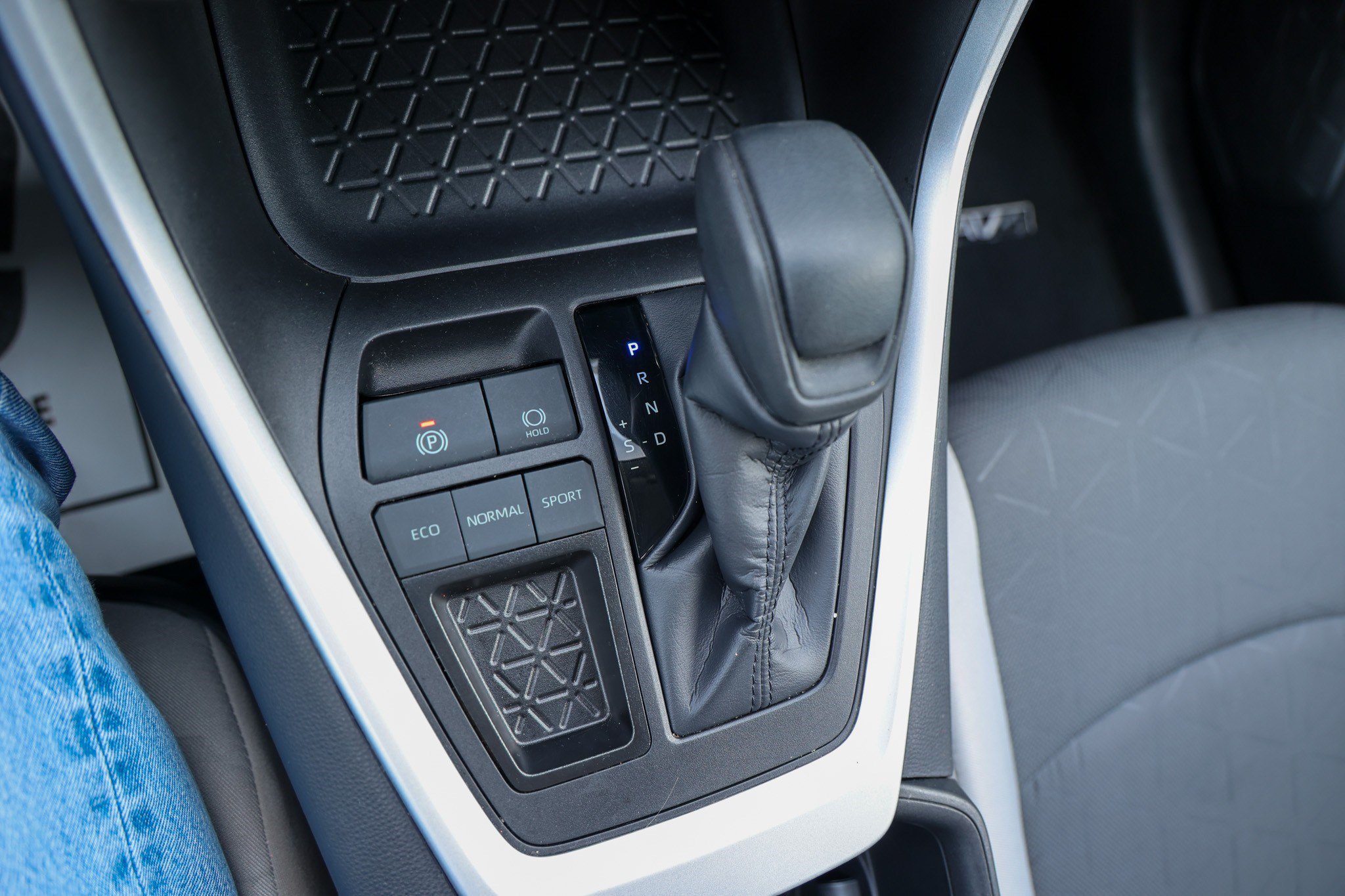 Certified 2025 Toyota RAV4 XLE w/ Convenience Package FWD image 24