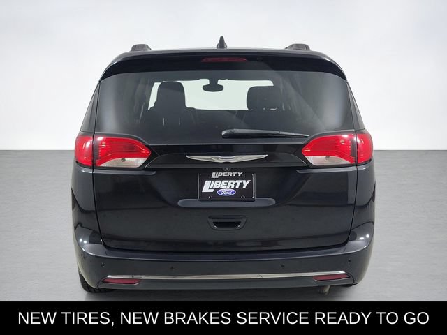Used 2017 Chrysler Pacifica Touring-L FWD image 4