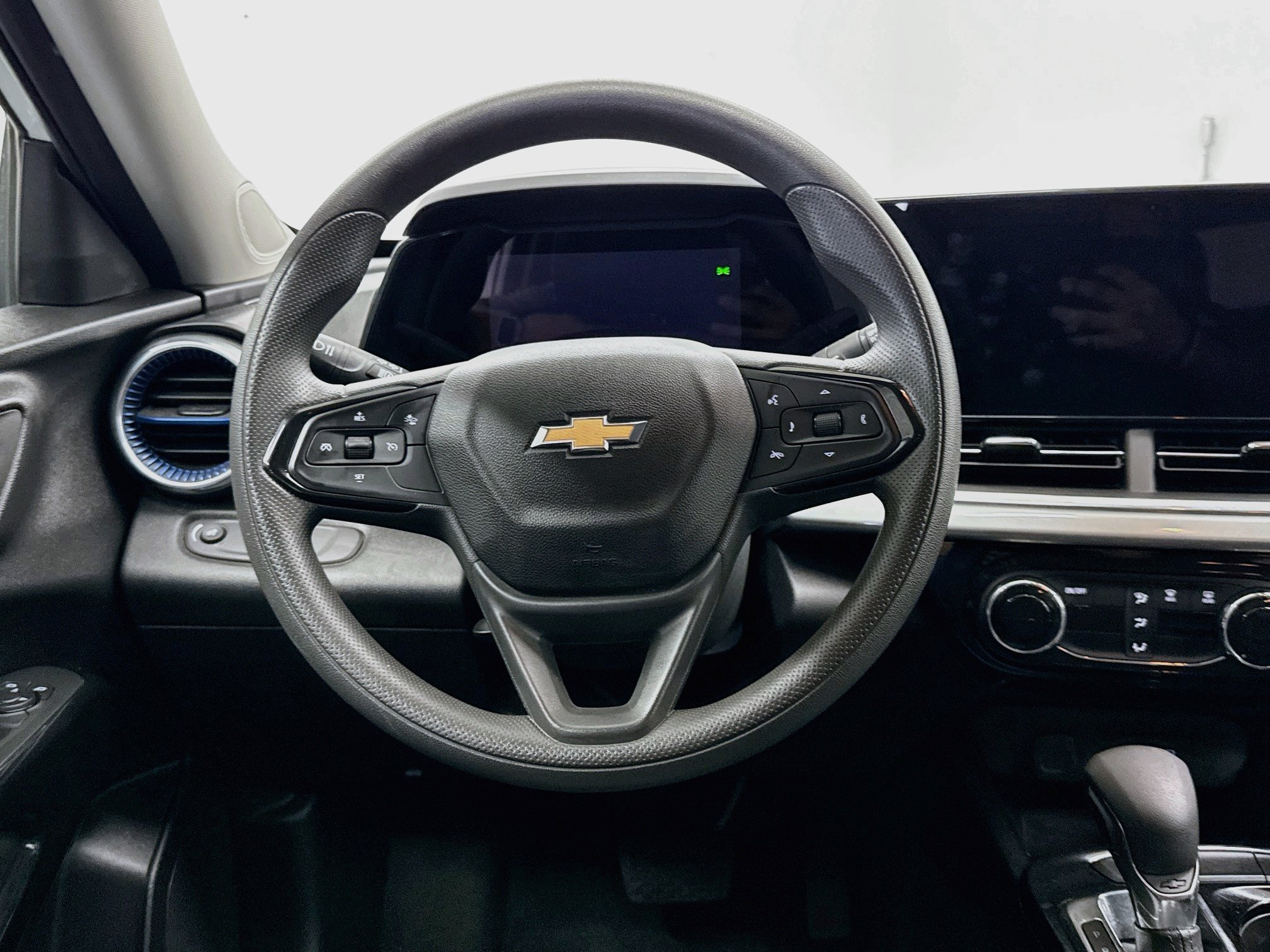Used 2025 Chevrolet Trax LT FWD image 17