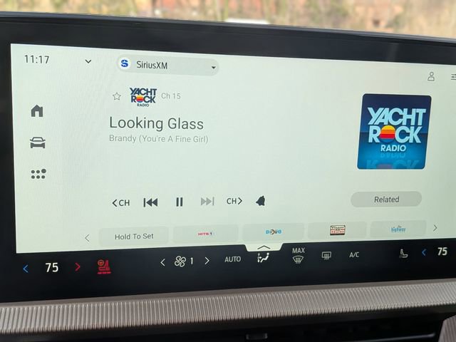 Used 2025 Ford Explorer Active w/ Active Comfort Package image 21