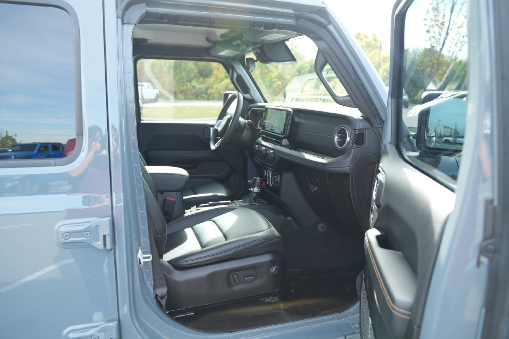 Used 2024 Jeep Wrangler Unlimited Sahara w/ Safety Group AWD/4WD image 21