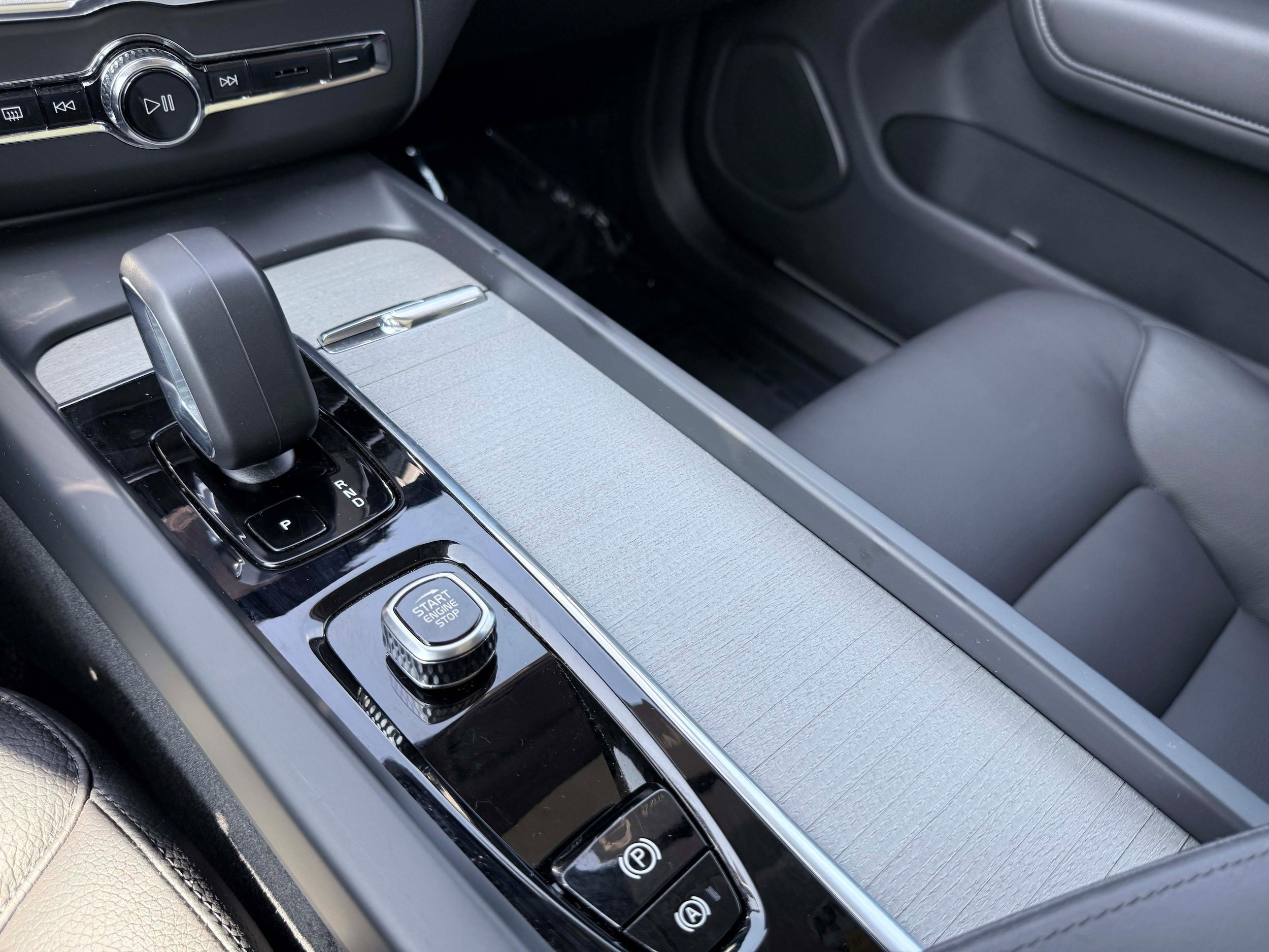 Certified 2025 Volvo XC60 B5 Plus AWD/4WD image 21