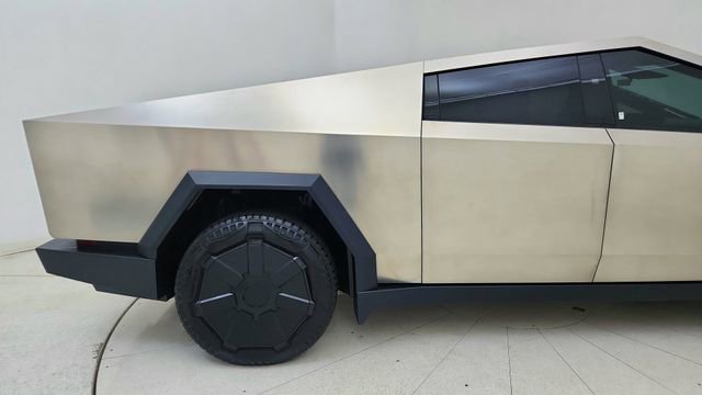 Used 2024 Tesla Cybertruck AWD Crew Cab image 12